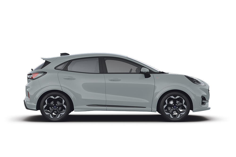 Ford Puma in Grau. Seitenansicht, vor einem weißen Hintergrund.