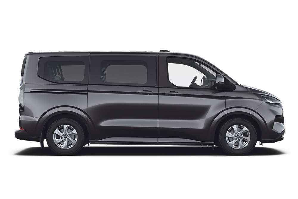Ford Tourneo Custom in Schwarz. Seitenansicht, vor einem weißen Hintergrund.