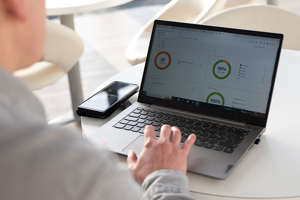 Ein Flottenmanager überprüft Ford Telematics auf seinem Laptop.