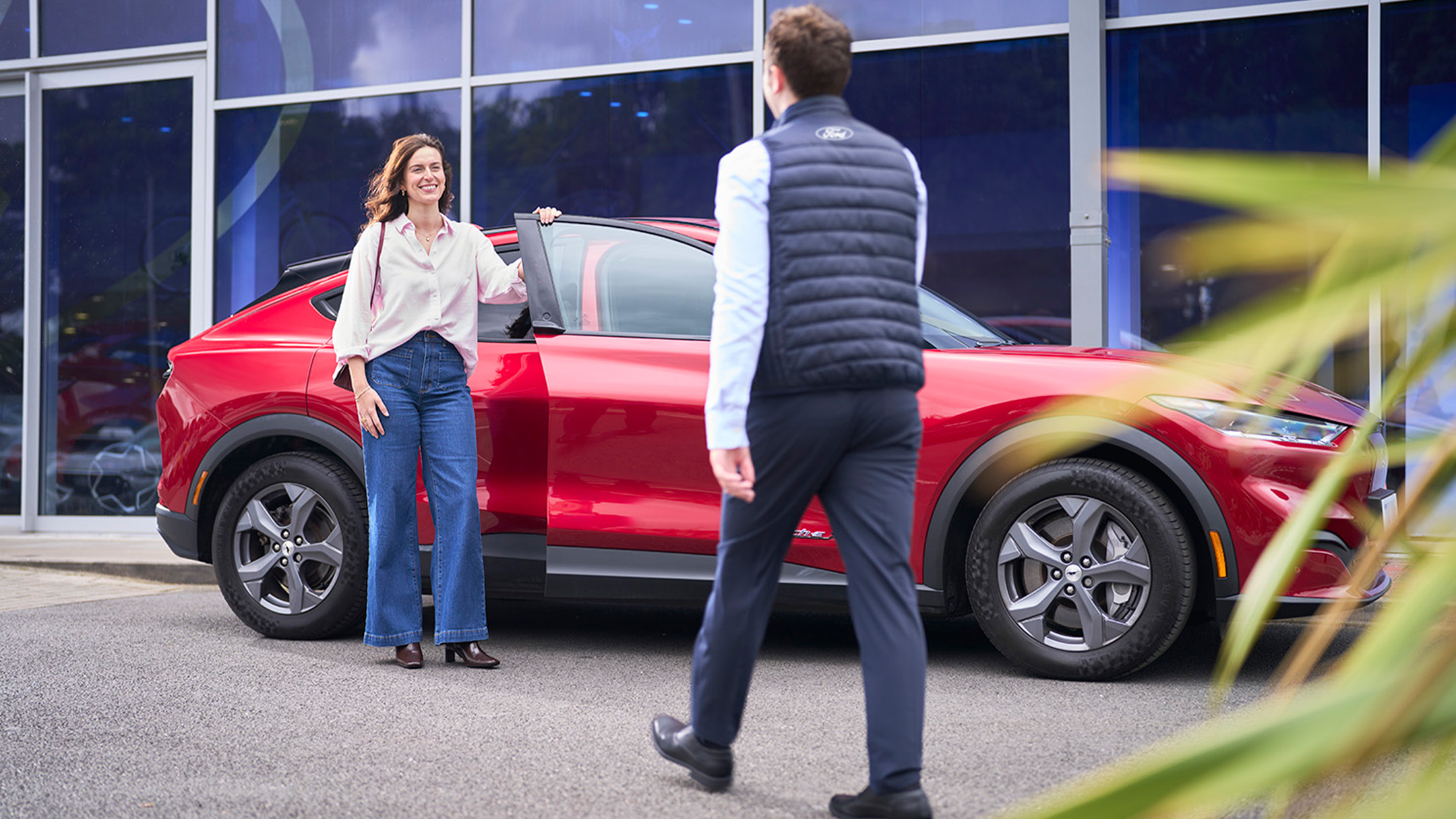 Ein Gespräch zwischen einer Kundin und einem Ford Service Experten bei einem Ford Partner.