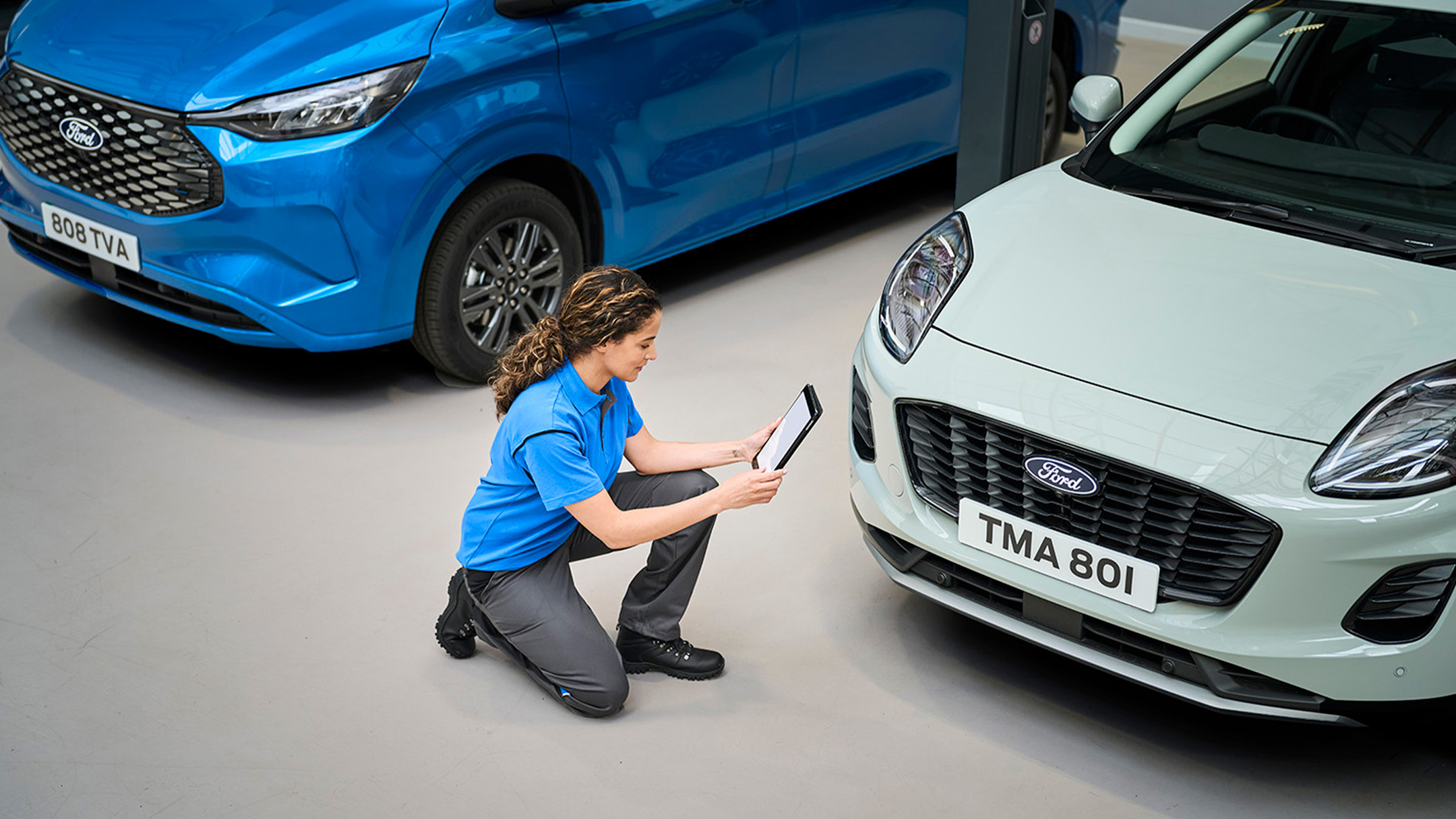 Ein Gespräch zwischen einem Kunden und Ford Service Experten in der Werkstatt eines Ford Partners.